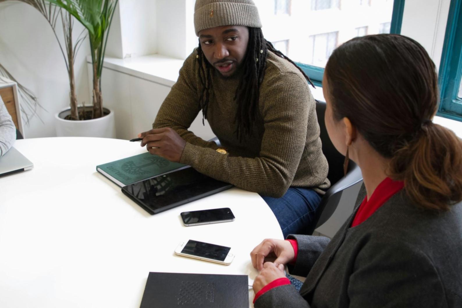 Bureau de conseil financier moderne avec ambiance chaleureuse